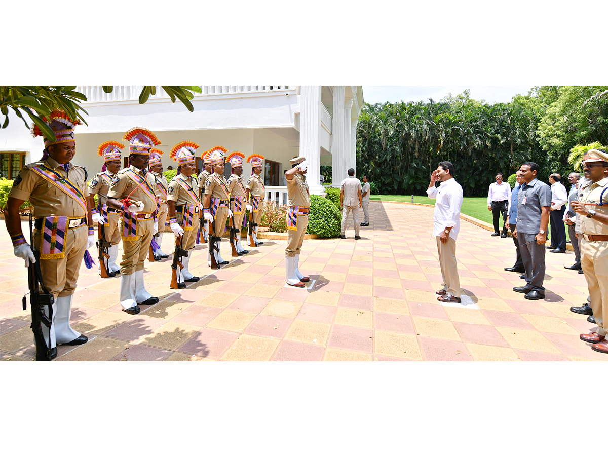CM YS Jagan Pays Tribute To YS Rajasekhara Reddy At YSR Ghat In Idupulapaya Photos - Sakshi8