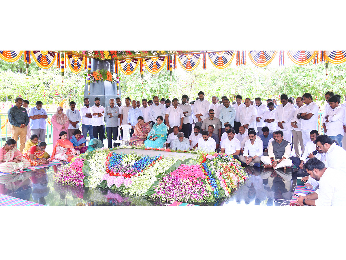 CM YS Jagan Pays Tribute To YS Rajasekhara Reddy At YSR Ghat In Idupulapaya Photos - Sakshi5