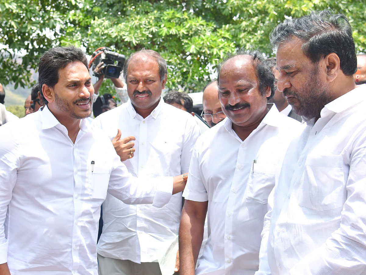 CM YS Jagan Pays Tribute To YS Rajasekhara Reddy At YSR Ghat In Idupulapaya Photos - Sakshi9