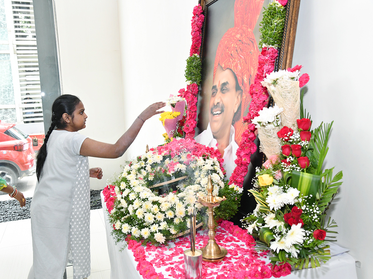 YSR Vardhanthi Program In Sakshi Head Office Photos - Sakshi33