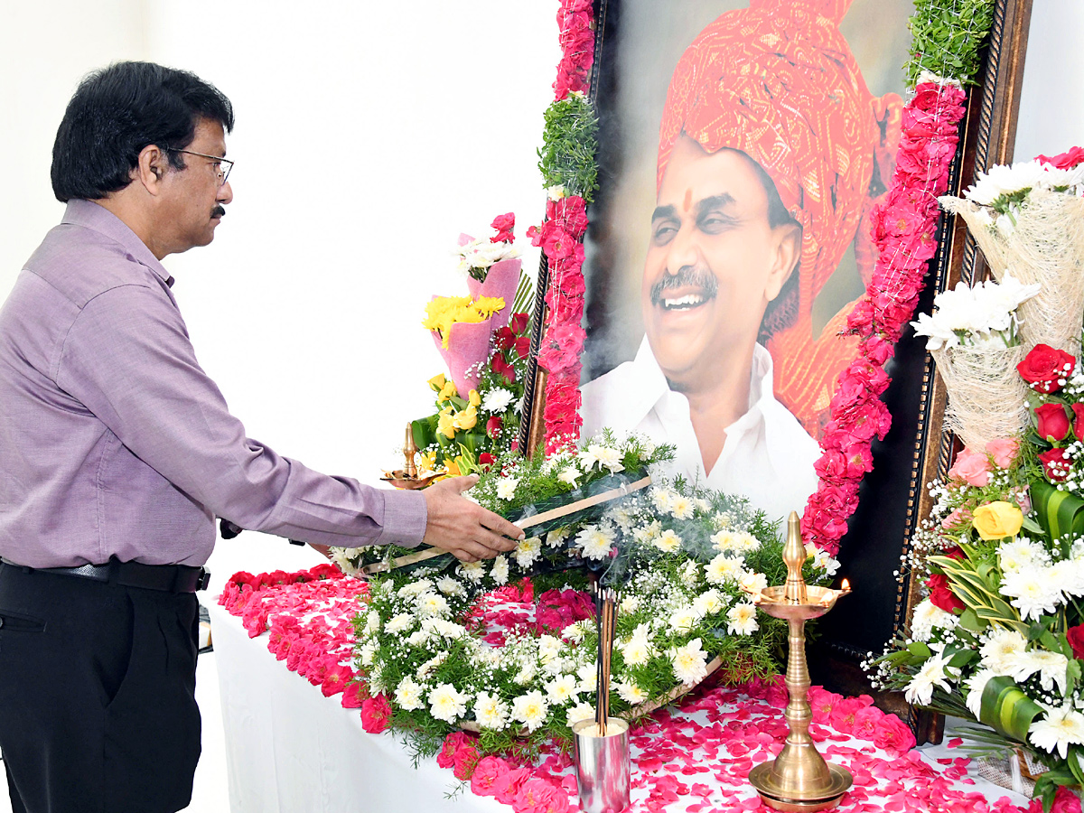 YSR Vardhanthi Program In Sakshi Head Office Photos - Sakshi7