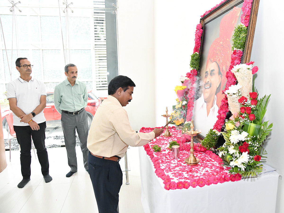 YSR Vardhanthi Program In Sakshi Head Office Photos - Sakshi47