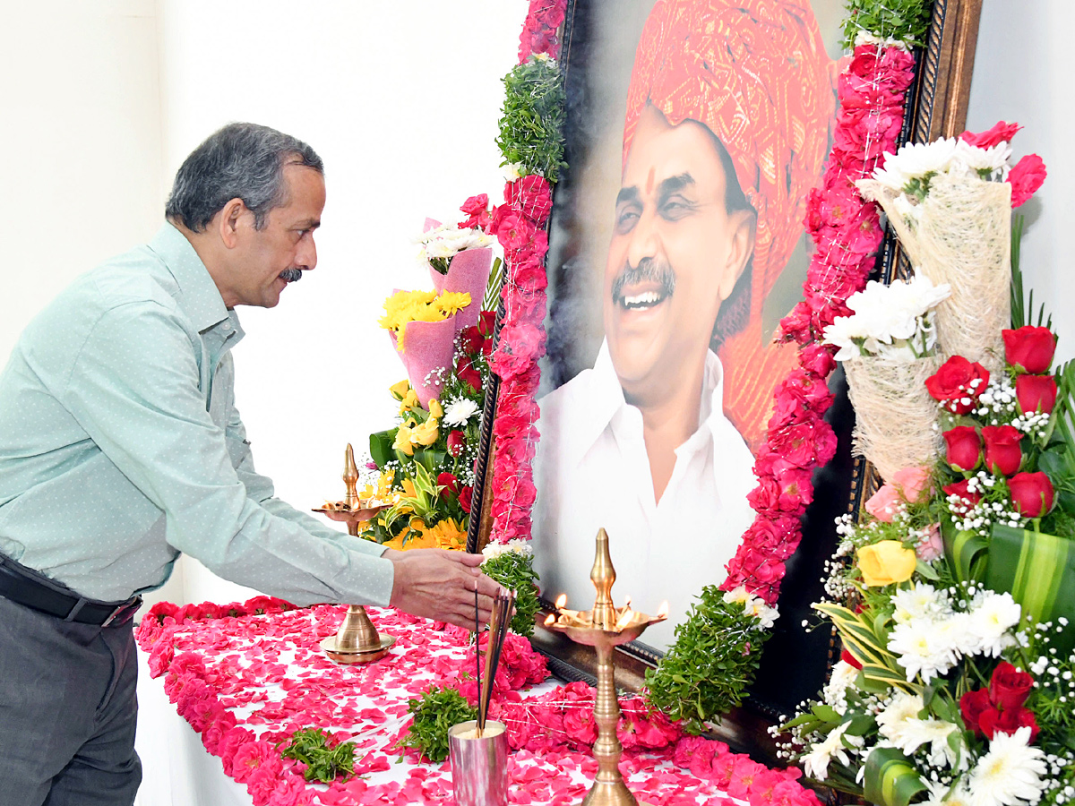 YSR Vardhanthi Program In Sakshi Head Office Photos - Sakshi5