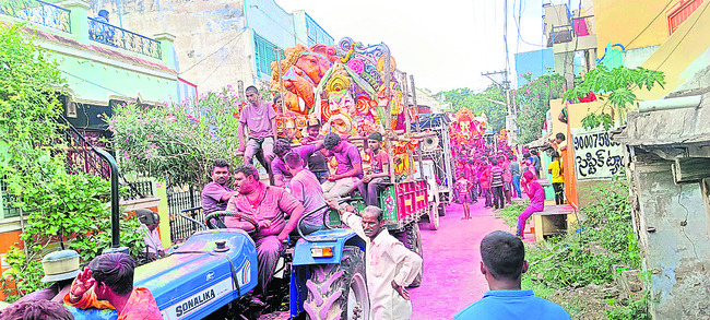 కంభం
పట్టణంలో
నిమజ్జనానికి తరలుతున్న గణనాథులు1