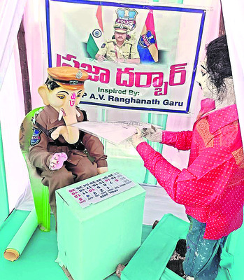 బాధితుడినుంచి ఫిర్యాదు స్వీకరిస్తున్న పోలీస్ కమిషనర్
వేషధారణలోని వినాయకుడు1