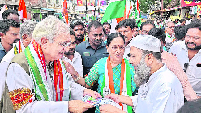 వరంగల్లో గ్యారంటీ కార్డు పంపిణీలో సల్మాన్ ఖుర్షీద్, మాజీ మంత్రి కొండా సురేఖ 2
