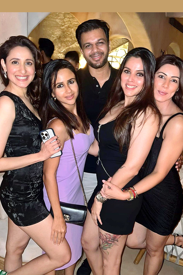 Pragya Jaiswal rocks with Rakul Preet Singh in a Birthday party Photos - Sakshi6