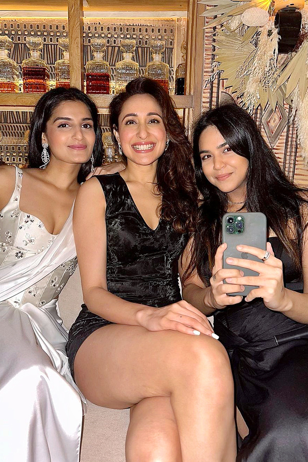 Pragya Jaiswal rocks with Rakul Preet Singh in a Birthday party Photos - Sakshi8