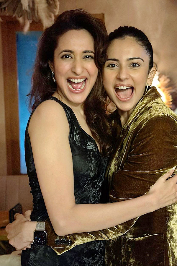 Pragya Jaiswal rocks with Rakul Preet Singh in a Birthday party Photos - Sakshi9