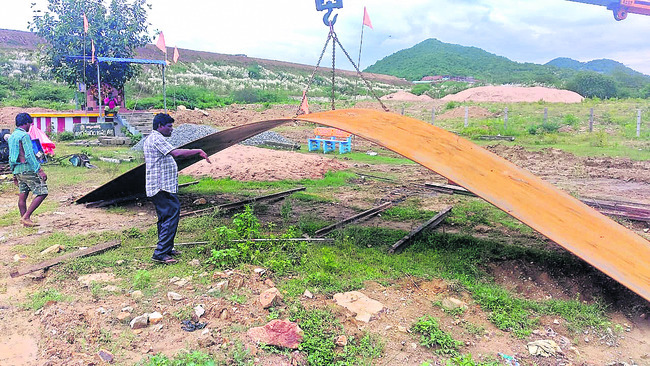 మెటీరియల్‌ను దించుతూ..2