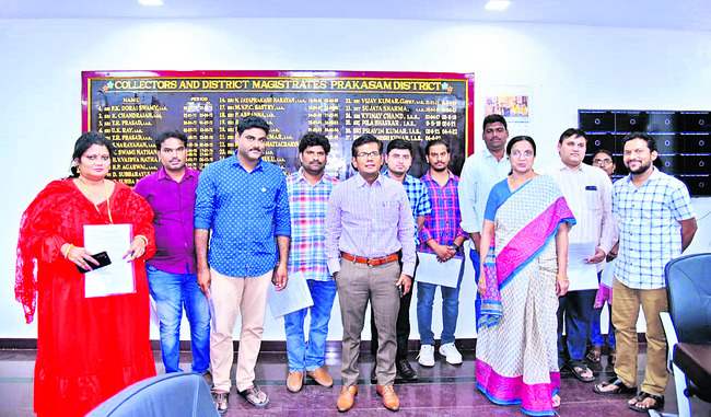 పదోన్నతి పొందిన వారితో కలెక్టర్ దినేష్ కుమార్1
