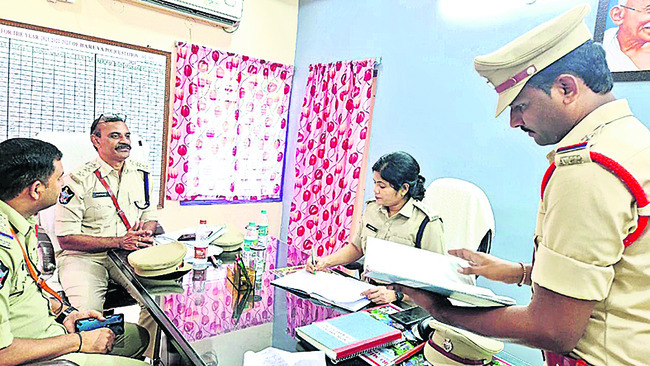 బారువ పోలీస్స్టేషన్లో రికార్డులు
పరిశీలిస్తున్న ఎస్పీ రాధిక
2