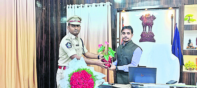 నూరుల్ కమార్తో డీఎస్పీ బాలచంద్రారెడ్డి 1