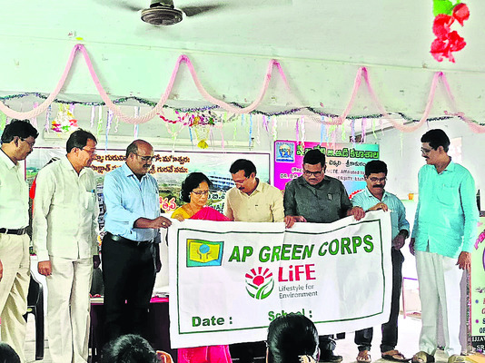 గ్రీన్కోర్ పోస్టర్ను ఆవిష్కరిస్తున్న
ఉప విద్యా శాఖాధికారి పగడాలమ్మ 2