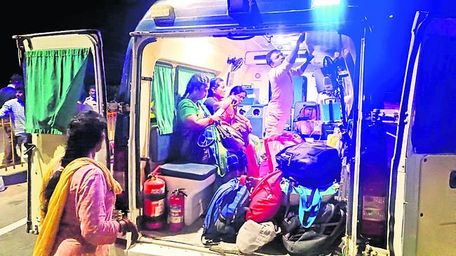 గాయపడిన వారిని అంబులెన్స్‌లో వైద్యశాలకు తరలింపు 2