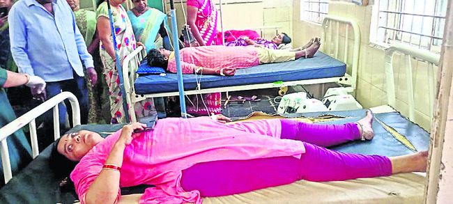 పల్నాడు జిల్లా వినుకొండలో చికిత్స పొందుతున్న మహిళలు 1