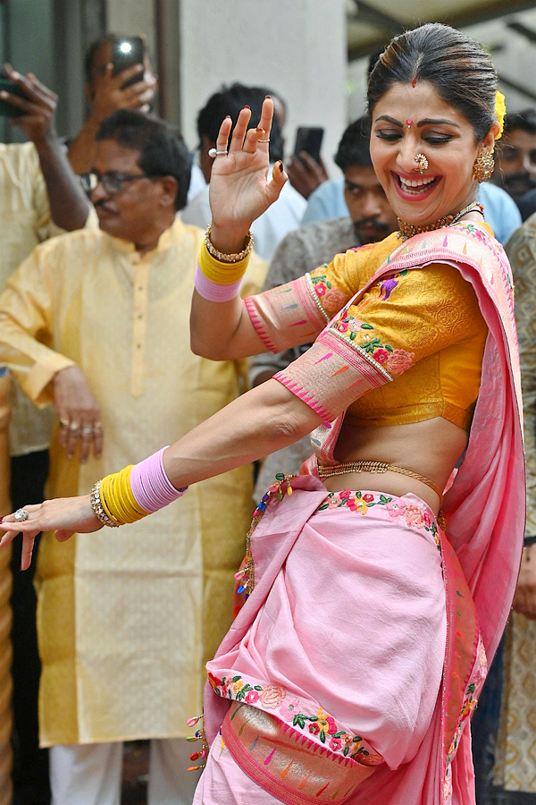 Shilpa Shetty Dances During Ganpati Visarjan Photos - Sakshi2