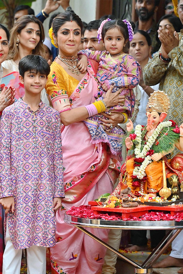 Shilpa Shetty Dances During Ganpati Visarjan Photos - Sakshi3