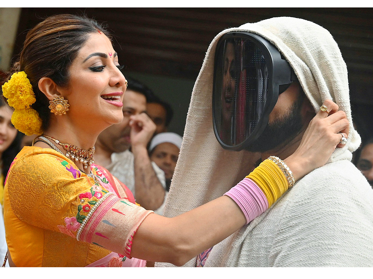 Shilpa Shetty Dances During Ganpati Visarjan Photos - Sakshi4