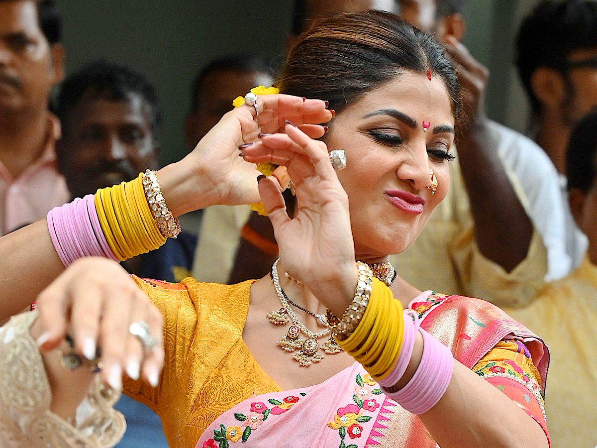 Shilpa Shetty Dances During Ganpati Visarjan Photos - Sakshi5