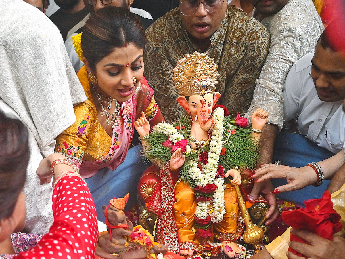 Shilpa Shetty Dances During Ganpati Visarjan Photos - Sakshi6