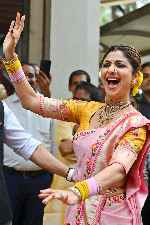 Shilpa Shetty Dances During Ganpati Visarjan Photos - Sakshi8