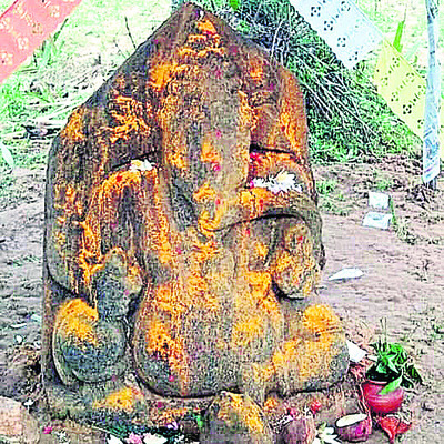 మట్టిలో దొరికిన విగ్రహాలు 1