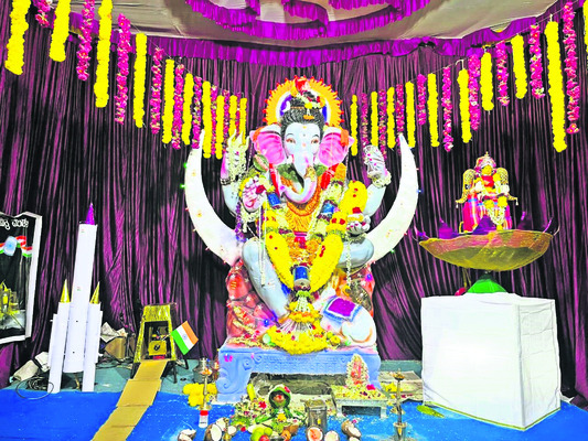  వినూత్నంగా ప్రతిష్టించిన చంద్రయాన్‌ గణపతి 3