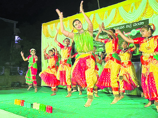 బళ్లారిలో భక్తిగీతానికి నృత్యప్రదర్శన 2