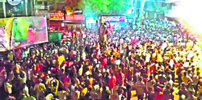 హొసపేటెలో గణేష్‌ విగ్రహ ఊరేగింపులో పాల్గొన్న భక్తులు 
1