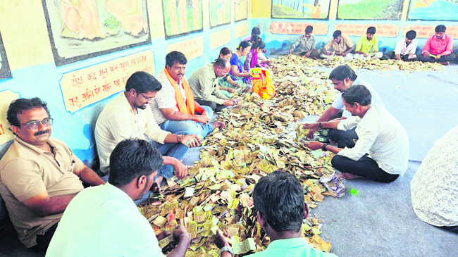 హుండీలోని సొమ్మును లెక్కిస్తున్న దృశ్యం 1