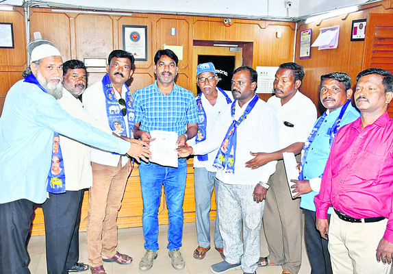 అధికారికి వినతిపత్రాన్ని అందిస్తున్న బీఎస్పీ నాయకులు 1