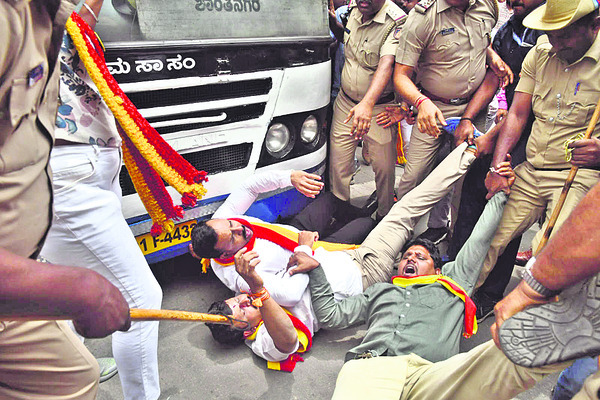 బెంగళూరు మౌర్య కూడలిలో నిరసనకారుల నిర్బంధం 1