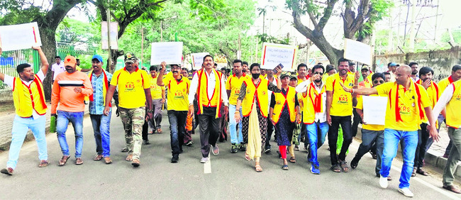 ర్యాలీగా వెళుతున్న ఆందోళనకారులు1