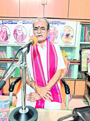 ప్రసంగిస్తున్న బాబూరావు 2