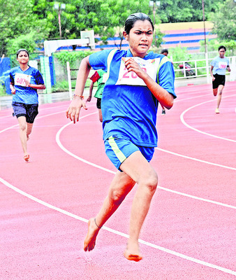 షూ లేకుండా తడిసిన  ట్రాక్‌పై రన్నింగ్‌ చేస్తున్న క్రీడాకారిణులు1