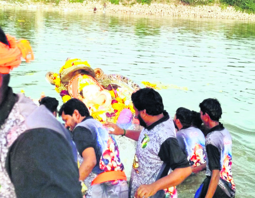 నిమజ్జనం చేస్తున్న దృశ్యం1