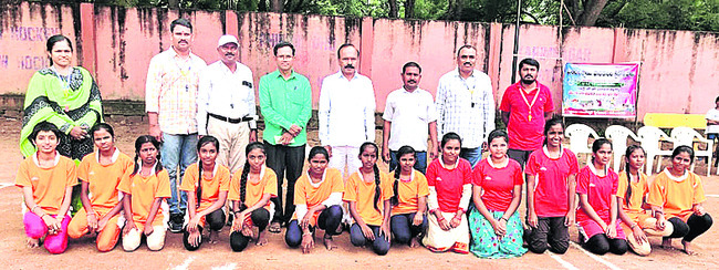 కరీంనగర్రూరల్ పోటీల ప్రారంభోత్సవంలో మాట్లాడుతున్న ఎంపీపీ లక్ష్మయ్య2