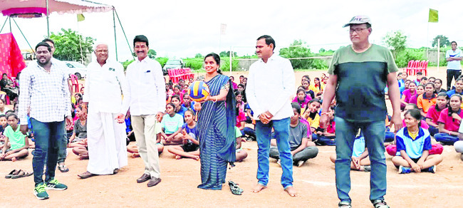 క్రీడలను ప్రారంభిస్తున్న ఎంపీపీ శ్రీలత1