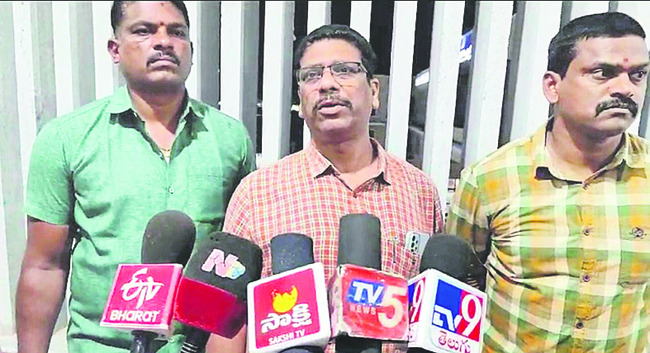 వివరాలు వెల్లడిస్తున్న ఏసీబీ డీఎస్పీ ఆనంద్ కుమార్ 1