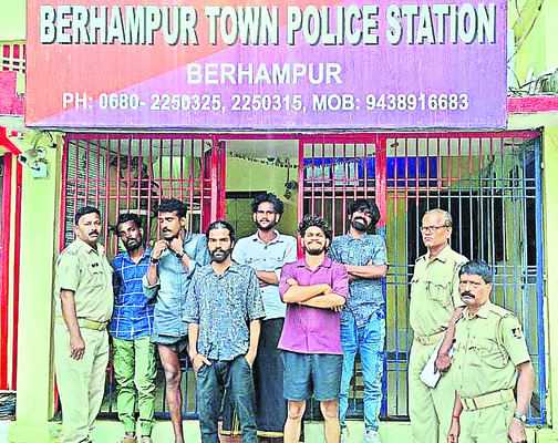 అరైస్టెన నిందితులను చూపిస్తున్న
పోలీసులు 1