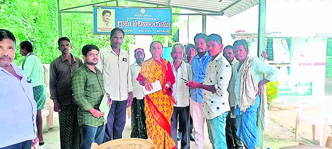 కొంకడాపుట్టి సచివాలయంలో రైస్‌కార్డు 
అందుకుంటున్న వృద్ధురాలు కిక్కర జోగమ్మ 
1