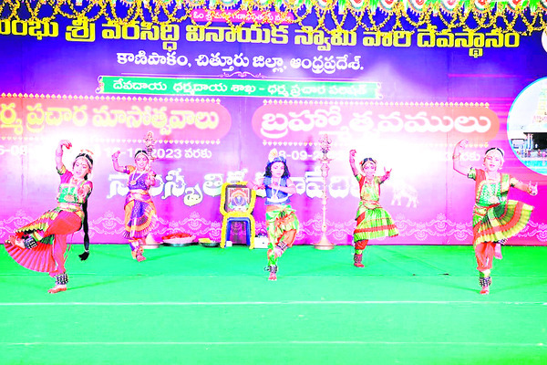 చిన్నారుల నృత్య ప్రదర్శన1