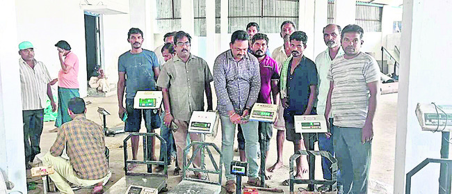 ఎలక్ట్రానిక్ వేయింగ్ మెషీన్లు సరిచూస్తున్న ఇన్స్పెక్టర్ ఎ.బలరామకృష్ణ
1
