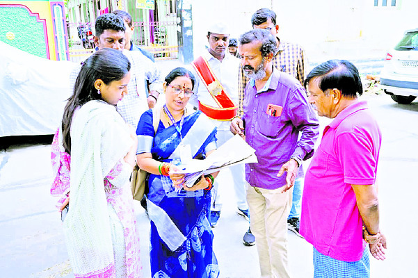 ఓటరు నమోదు రిజిస్టర్ను పరిశీలిస్తున్న కలెక్టర్ 1