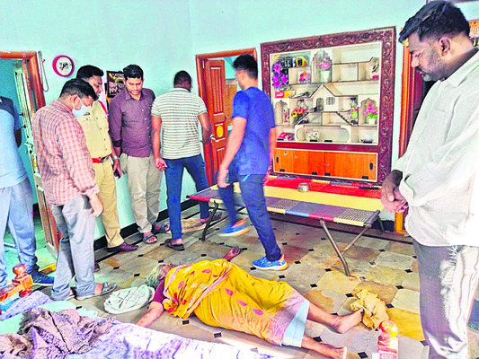 నారాయణమ్మ మృత దేహం వద్ద క్లూస్ టీమ్1