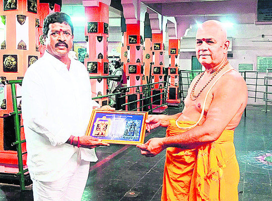 ఎమ్మెల్సీ సుభాష్‌రెడ్డికి జ్ఞాపికను 
అందజేస్తున్న శంకరశర్మ  2