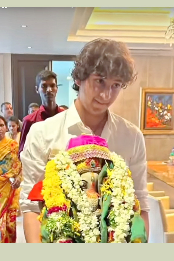 Mahesh Babu Son Gautham ANd Sitara Ganesh Nimajjanam 2023 Photos - Sakshi8