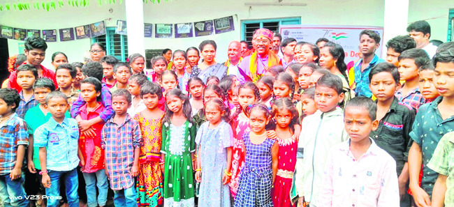 వనవాసీ కల్యాణ్ ఆశ్రమంలో అనాఽథ పిల్లలతో అనంత నాయక్ 1