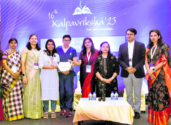 అవార్డులు అందజేస్తున్న నిర్వాహకులు5